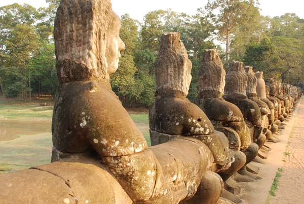 Viele Steinmetze arbeiten heute in Siem Reap an den Reskonstruktionen