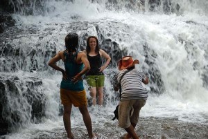 Frau am Wasserfall